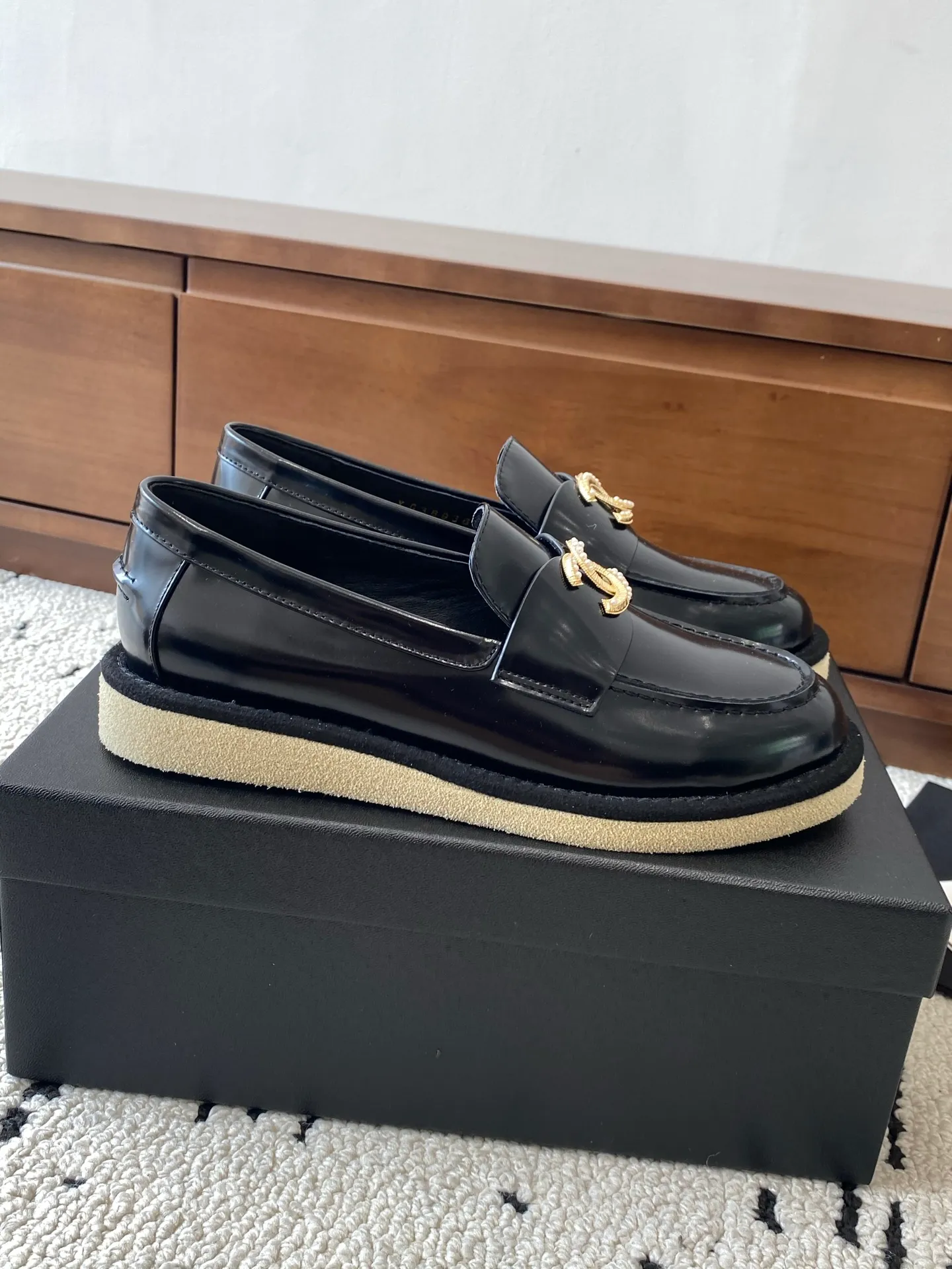 👟👟Ex-factory price 620👟👟Higher version 🍀2025 autumn and winter new Chanel Chanel entrance hardware buckle, Loaf lazy shoes, can be worn all year round. No matter when you wear it, it is very high-end and durable. Go shopping and attract attention on the street! Easily travel between commuting and leisure occasions, and become a carefree fashionable and elegant woman ~ Upper: cowhide/cow nubuck leather/open edge beads Inner: lambskin Sole: Italian raw rubber outsole leather strip Code number: 35-39 (40/41 customized, non-refundable and non-exchangeable 👉 Buy now👉 Buy now👉 Buy now👉